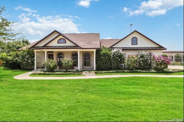 15806 Lake Breeze Dr, Lytle TX 78052