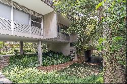 Completely restored house designed by Vilanova Artigas