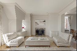 A beautiful duplex penthouse apartment in prestigious Mayfair residence