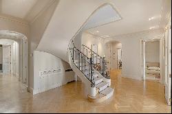 A beautiful duplex penthouse apartment in prestigious Mayfair residence