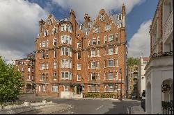 A beautiful duplex penthouse apartment in prestigious Mayfair residence