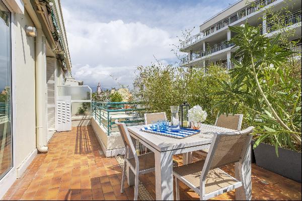 Live in the heart of Nice in an exceptional 2-bedroom apartment with terrace