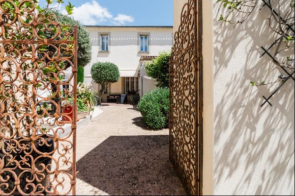 House and annex with large courtyard garden in Carcassonne town centre