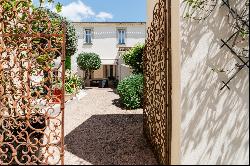 House and annex with large courtyard garden in Carcassonne town centre