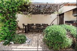 House and annex with large courtyard garden in Carcassonne town centre