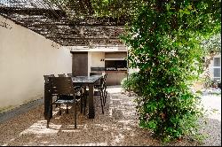 House and annex with large courtyard garden in Carcassonne town centre