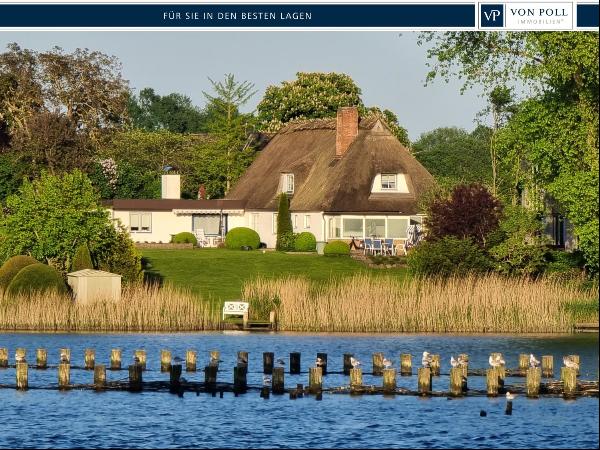 Dream home under thatch with granny flat directly on the banks of the Schlei