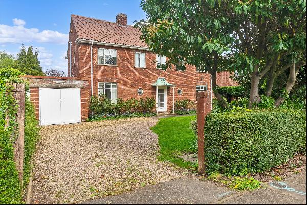 Detached family house with potential in a highly regarded location.