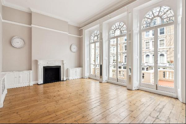 Bright and spacious first floor apartment in South Kensington, SW7.