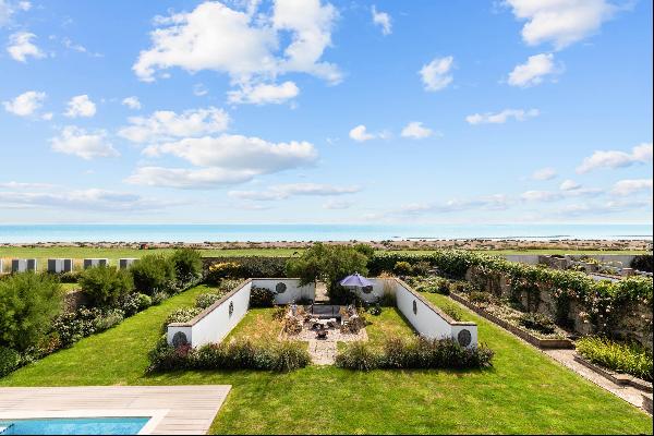 Boasting uninterrupted sea views and opulent luxury interiors, this four-bedroom commandin