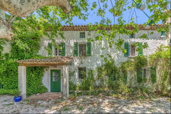 A superb 18th century farmhouse with caretaker's cottage and uninterrupted views over the 