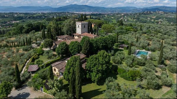 Stunning villa with panoramic tower, farmhouse and barn, private chapel and swimming pool 