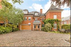 Low-built house with private garden, double garage and gated off-street parking