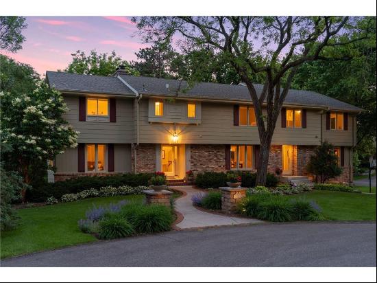 22 W Circle, Edina, MN, 55436, USA