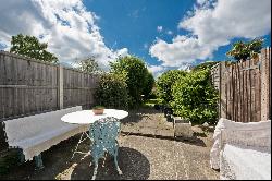 Spring Gardens, West Molesey, Surrey, KT8 2JA