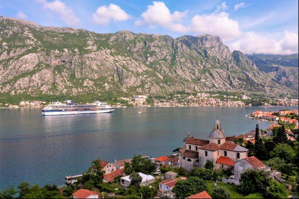 Family House In An Ideal Location In Prcanj, Kotor Bay, Montenegro, R2316