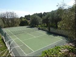 Sea views, tennis complete calm in Le Rouret