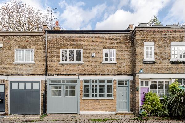 Elegant three bedroomed mews house in desirable St John's Wood