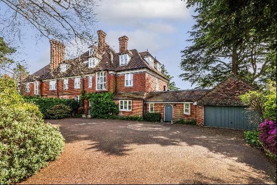 A fine, attached Arts & Crafts 7 bed family home offering beautifully presented accommodat