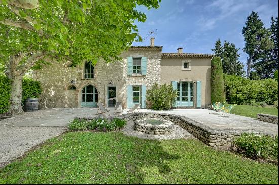 Traditional farmhouse with swimming pool and tennis court, near Eygalières