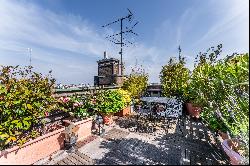 Paris 4th - Top floor apartment with panoramic terrace and monument views