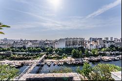 Paris 4th - Top floor apartment with panoramic terrace and monument views