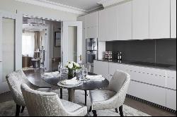 Stunning three-bedroom apartment in Hyde Park Gardens