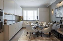 Stunning three-bedroom apartment in Hyde Park Gardens