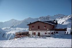 Restaurant with ski-in/out guest rooms in Champéry Planachaux