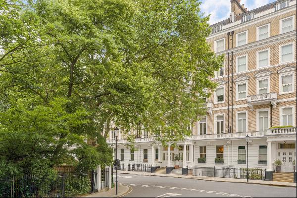 Luxury flat on one of South Kensington’s most prestigious private squares