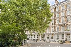 Luxury flat on one of South Kensington’s most prestigious private squares