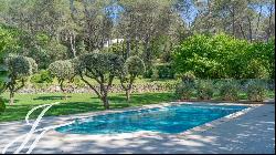 Very well located and quiet villa for rent in Mougins