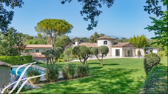 Very well located and quiet villa for rent in Mougins