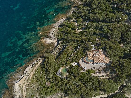 Villa Elisabeth: Exceptional Waterfront Property in the Parcs of Saint-Tropez