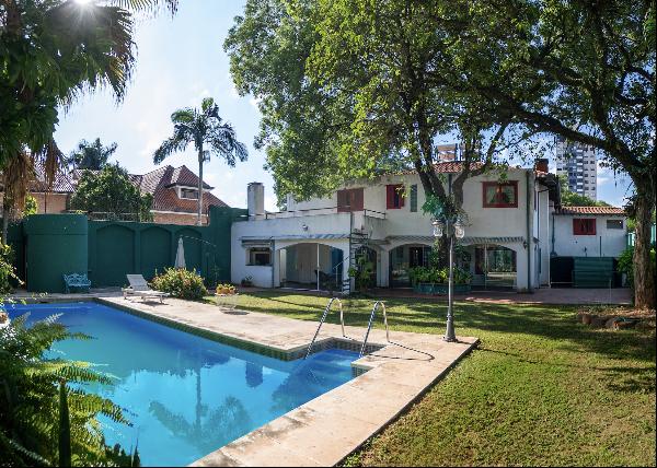 Residence with Exclusive Location in Las Lomas Neighborhood