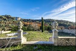 Lioux - Superb renovated Bastide overlooking the Madeleine cliffs