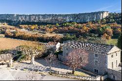 Lioux - Superb renovated Bastide overlooking the Madeleine cliffs