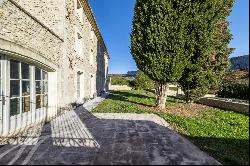 Lioux - Superb renovated Bastide overlooking the Madeleine cliffs