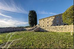 Lioux - Superb renovated Bastide overlooking the Madeleine cliffs