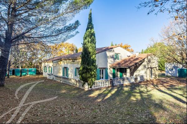 Lacoste - Villa with potential for renovation