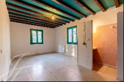 Lacoste - Villa with potential for renovation