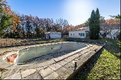 Lacoste - Villa with potential for renovation