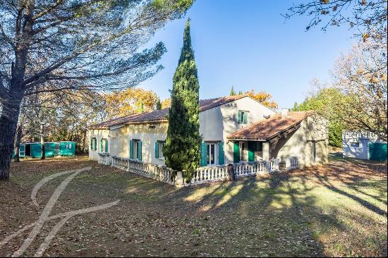 Lacoste - Villa with potential for renovation