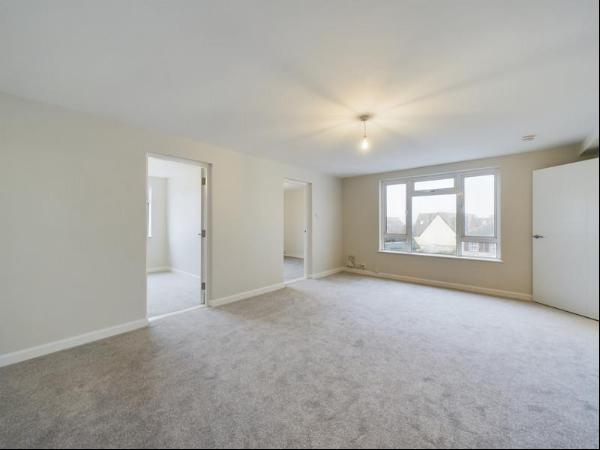 2nd Floor Light & Airy 2 Bedroom Apartment