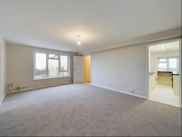 Top Floor Light & Airy 2 Bedroom Apartment