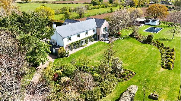 A Stunning 7 Bedroom Country Retreat That Seamlessly Blends Luxury With Comfort