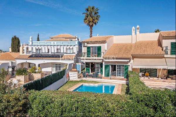 Semi-detached 3-bedroom villa with swimming pool in Vilamoura