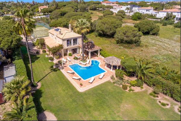 Almancil : Elegant five-bedroom villa near Vale do Lobo