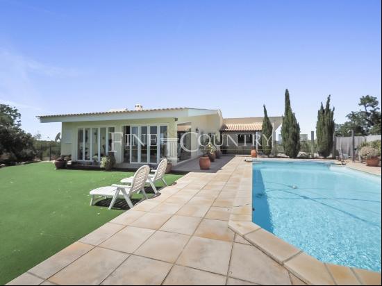 Silves - Single storey 3-bedroom villa with pool, garage and panoramic views to the coast 