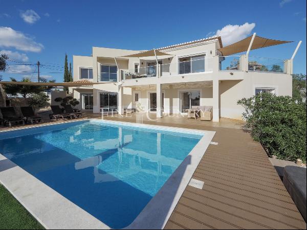 Carvoeiro – 4 bedroom villa with heated pool, large garage and sea views